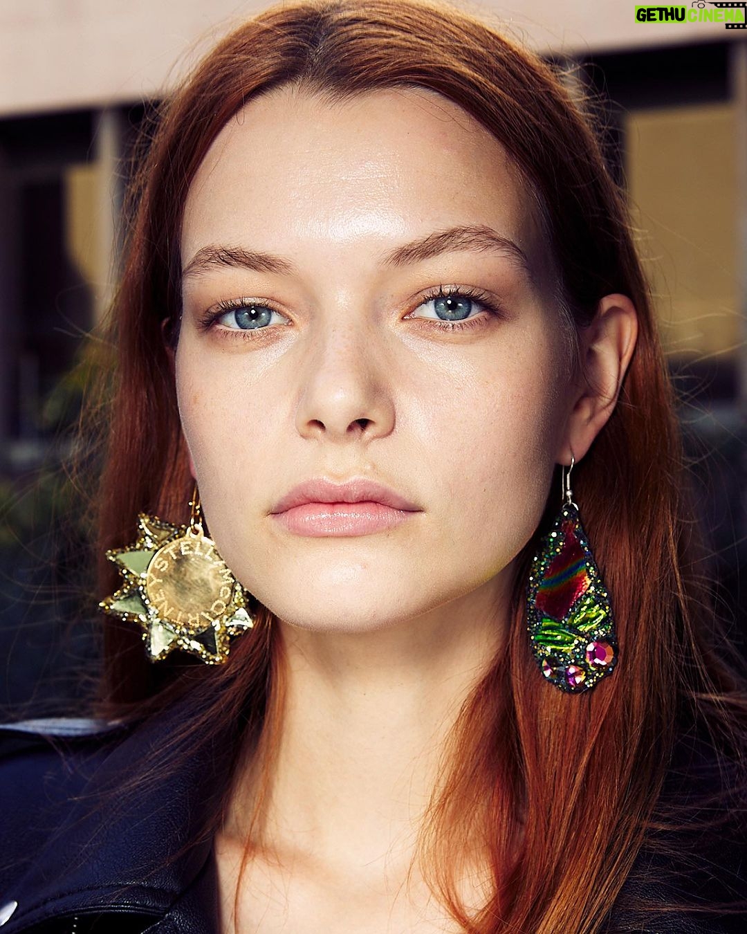 Stella McCartney Instagram - STELLA’S SUSTAINABLE MARKET: Backstage moments from my Summer 2024 runway show… x Stella Wearable art by @AndrewLoganSculptor, exclusively crafted for Stella McCartney from recycled and recyclable glass. Mirror pieces were hand-crocheted in our London atelier on organic cotton denim and Kelsun™️, a seaweed based yarn — the first time it has been seen on a runway. Discover the full #StellaSummer24 runway collection at stellamccartney.com. #StellaMcCartney #ParisFashionWeek #PFW #StellasSustainableMarket