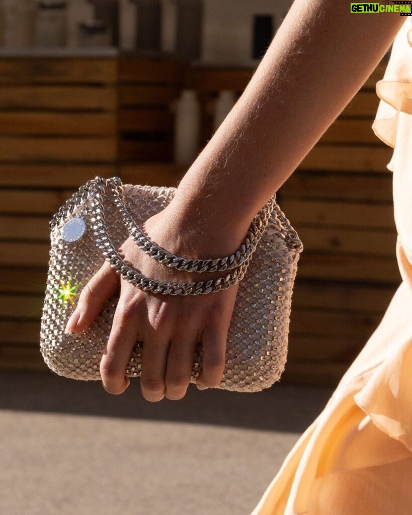 Stella McCartney Instagram - STELLA’S SUSTAINABLE MARKET: My iconic #Falabella bag, crafted with this season's knotted details and rounded silhouettes... x Stella The original #vegan It-Bag since its debut in 2009, the Falabella is reinterpreted in new shapes and materials – incorporating more conscious elements, from its iconic chain in recycled brass and recyclable aluminium to bodies sculpted from recycled #crueltyfree alternatives to animal leather. Wearable art by @AndrewLoganSculptor, exclusively for Stella McCartney. Discover the full #StellaSummer24 runway collection at stellamccartney.com. #StellaMcCartney #ParisFashionWeek #PFW