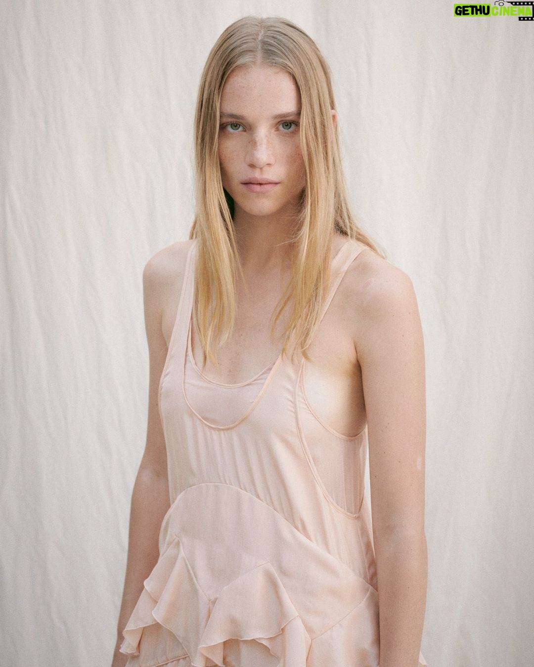 Stella McCartney Instagram - STELLA’S SUSTAINABLE MARKET: There’s a spirit of celebration this season. Our Stella woman is really living in the moment. She is free. x Stella Tiered and ruffled dresses feel vintage, brought into the now in modern materials and paired with #Falabella bags – crafted with lead-free crystal mesh on a recycled satin base. Entirely #vegan, the iconic chain is recycled brass and recyclable aluminium. Discover the full #StellaSummer24 runway collection at stellamccartney.com. #StellaMcCartney #ParisFashionWeek #PFW #crueltyfree