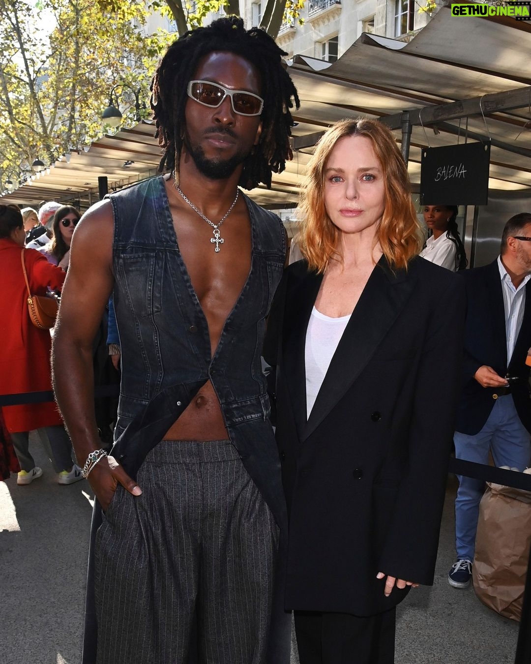 Stella McCartney Instagram - STELLA’S SUSTAINABLE MARKET: Stella and friends at our #StellaSummer24 runway show, across genders and generations. Featured: @ChrisRock, @PhoebeGates, @SaintJHN, @OliviaNeill, @MimiMoocher #MiaRegan wears our limited-edition #adidasbyStellaMcCartney x @ArsenalWFC Away jersey, crafted from recycled materials and organic cotton. #StellaMcCartney #ParisFashionWeek #PFW #InStella #StellasSustainableMarket Marché Saxe-Breteuil