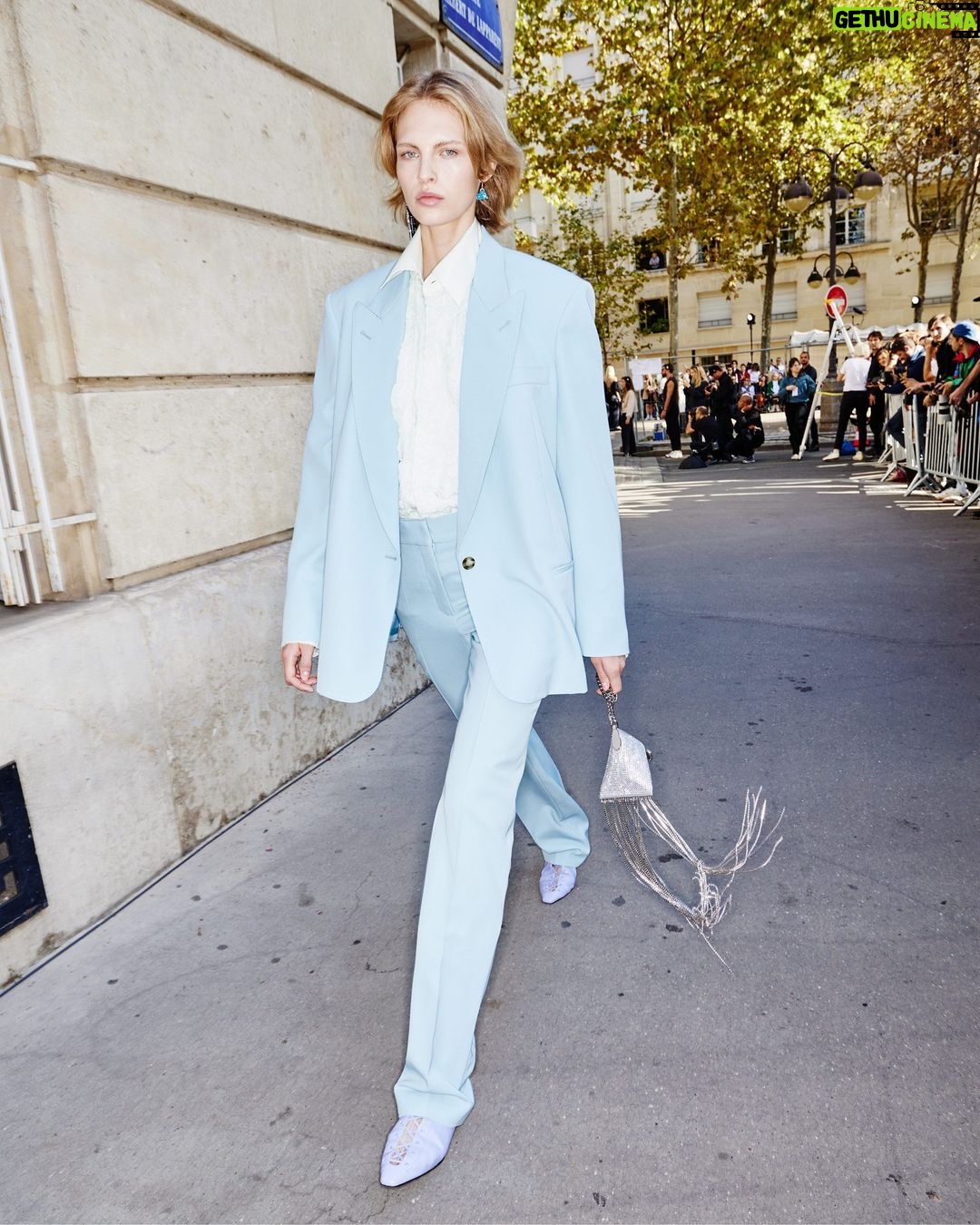 Stella McCartney Instagram - STELLA’S SUSTAINABLE MARKET: In the streets of Paris post-show with our Stella girls. New #Frayme bags are crafted from an organic linen knotted mesh, grown without pesticides and less water than cotton. Its trimmings are in an apple waste-based #vegan alternative to leather, with a recycled lining. Watch the #StellaSummer24 runway show at stellamccartney.com. Credits Wearable art by @AndrewLoganSculptor, exclusively for Stella McCartney #StellaMcCartney #ParisFashionWeek #PFW #StellasSustainableMarket