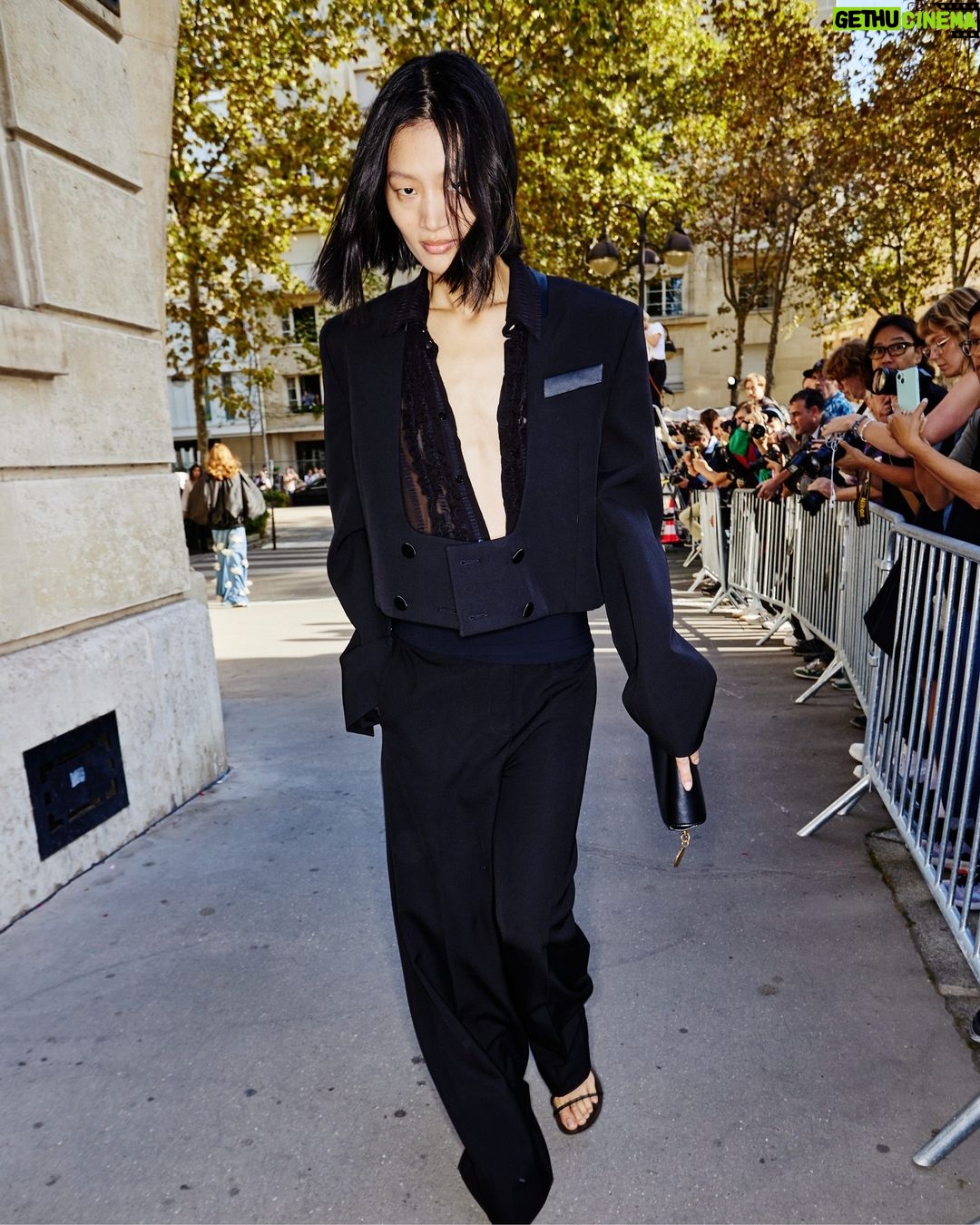 Stella McCartney Instagram - STELLA’S SUSTAINABLE MARKET: In the streets of Paris post-show with our Stella girls. New #Frayme bags are crafted from an organic linen knotted mesh, grown without pesticides and less water than cotton. Its trimmings are in an apple waste-based #vegan alternative to leather, with a recycled lining. Watch the #StellaSummer24 runway show at stellamccartney.com. Credits Wearable art by @AndrewLoganSculptor, exclusively for Stella McCartney #StellaMcCartney #ParisFashionWeek #PFW #StellasSustainableMarket