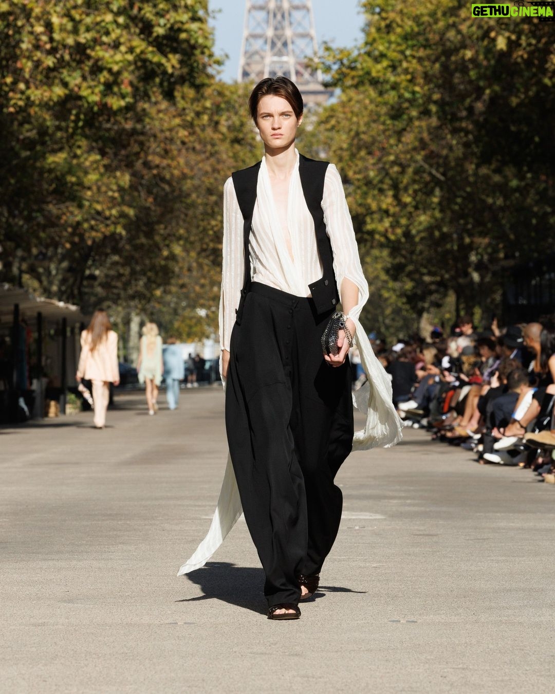 Stella McCartney Instagram - STELLA’S SUSTAINABLE MARKET: Light and loose. The ruffles of stage looks, reinterpreted as tiered organic chiffon dresses, draped shirting, elongated waistcoats. Watch the #StellaSummer24 runway show at stellamccartney.com. Credits Wearable art by @AndrewLoganSculptor, exclusively for Stella McCartney #StellaMcCartney #ParisFashionWeek #PFW #StellasSustainableMarket Marché Saxe-Breteuil