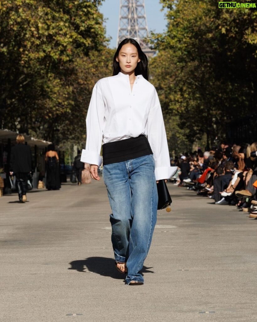 Stella McCartney Instagram - STELLA’S SUSTAINABLE MARKET: A play with proportions. Cropped tailcoats and waffle-knit vests over volume trousers, slim and roomy trenches, tiny #Falabella triangles and #Frayme bucket bags in knotted hemp mesh. Watch the #StellaSummer24 runway show at stellamccartney.com. Credits Wearable art by @AndrewLoganSculptor, exclusively for Stella McCartney #StellaMcCartney #ParisFashionWeek #PFW #StellasSustainableMarket Marché Saxe-Breteuil