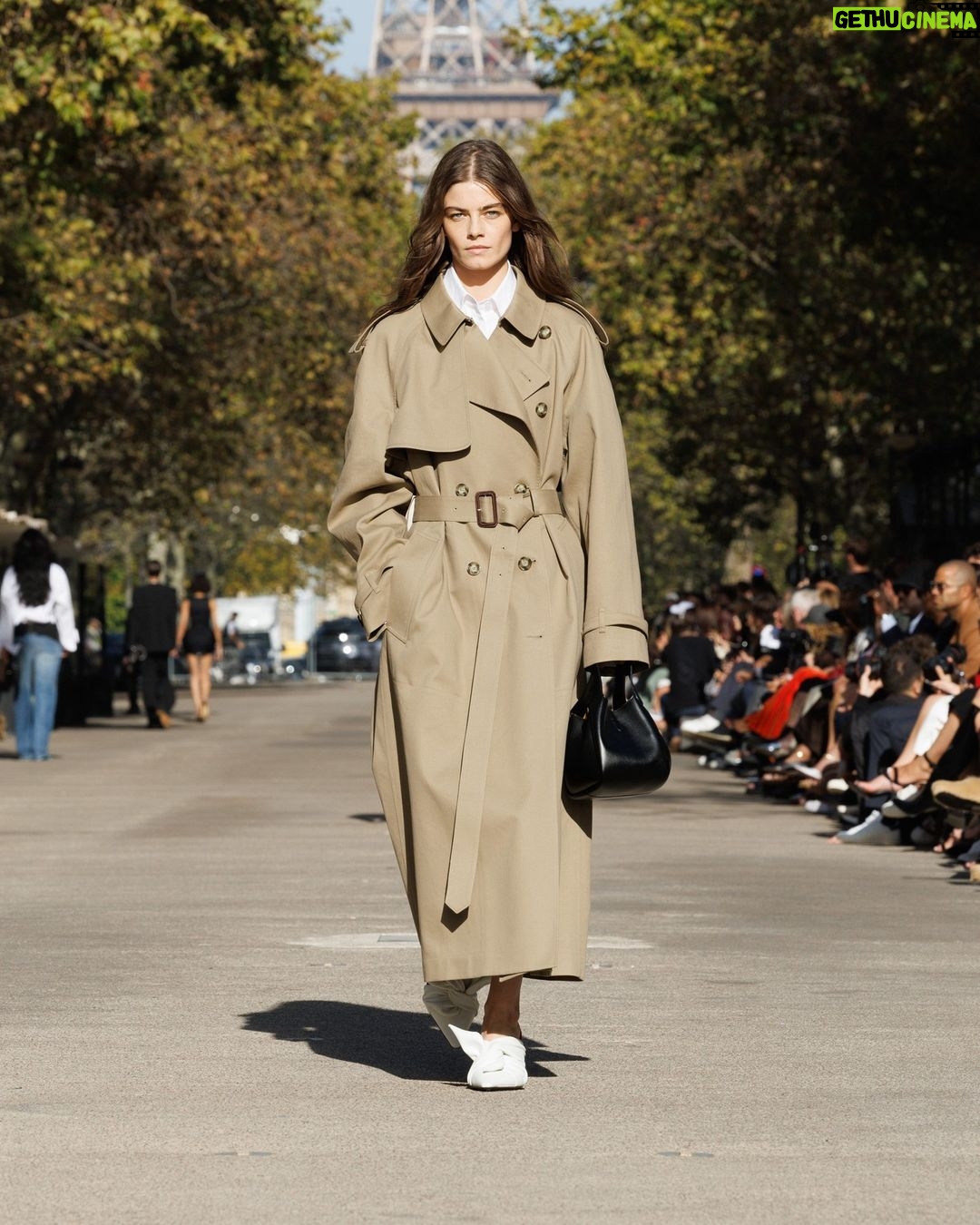 Stella McCartney Instagram - STELLA’S SUSTAINABLE MARKET: A play with proportions. Cropped tailcoats and waffle-knit vests over volume trousers, slim and roomy trenches, tiny #Falabella triangles and #Frayme bucket bags in knotted hemp mesh. Watch the #StellaSummer24 runway show at stellamccartney.com. Credits Wearable art by @AndrewLoganSculptor, exclusively for Stella McCartney #StellaMcCartney #ParisFashionWeek #PFW #StellasSustainableMarket Marché Saxe-Breteuil