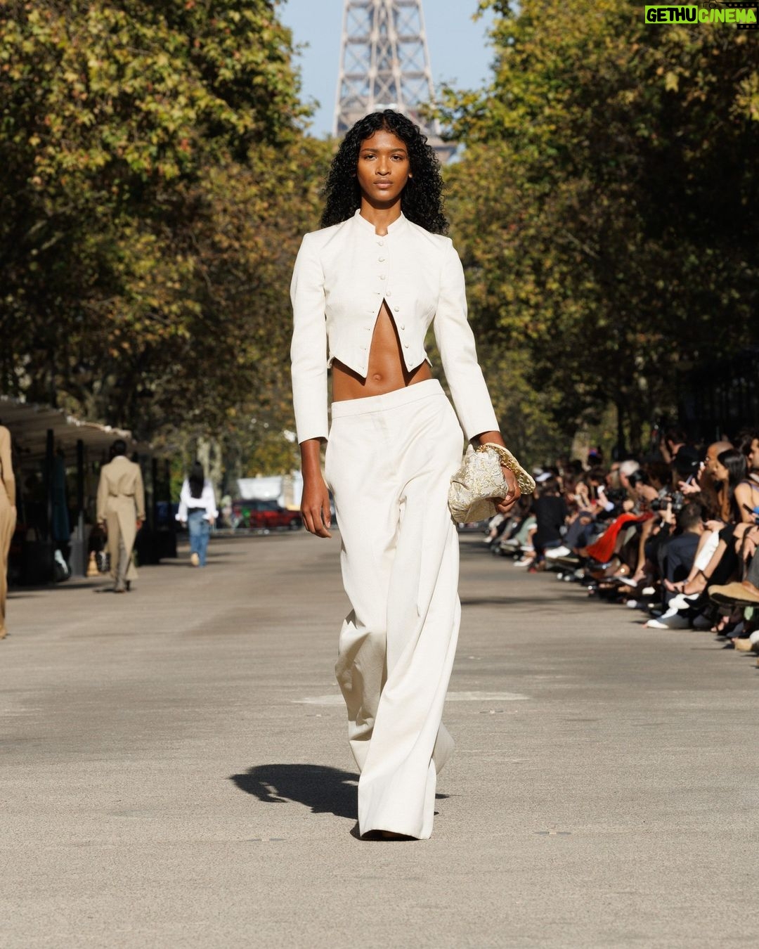 Stella McCartney Instagram - STELLA’S SUSTAINABLE MARKET: A play with proportions. Cropped tailcoats and waffle-knit vests over volume trousers, slim and roomy trenches, tiny #Falabella triangles and #Frayme bucket bags in knotted hemp mesh. Watch the #StellaSummer24 runway show at stellamccartney.com. Credits Wearable art by @AndrewLoganSculptor, exclusively for Stella McCartney #StellaMcCartney #ParisFashionWeek #PFW #StellasSustainableMarket Marché Saxe-Breteuil