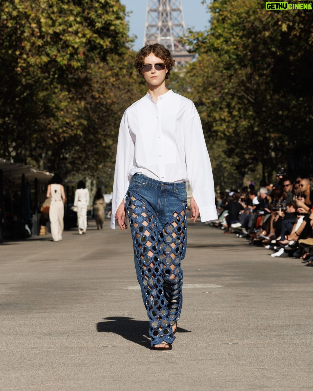 Stella McCartney Instagram - STELLA’S SUSTAINABLE MARKET: A play with proportions. Cropped tailcoats and waffle-knit vests over volume trousers, slim and roomy trenches, tiny #Falabella triangles and #Frayme bucket bags in knotted hemp mesh. Watch the #StellaSummer24 runway show at stellamccartney.com. Credits Wearable art by @AndrewLoganSculptor, exclusively for Stella McCartney #StellaMcCartney #ParisFashionWeek #PFW #StellasSustainableMarket Marché Saxe-Breteuil