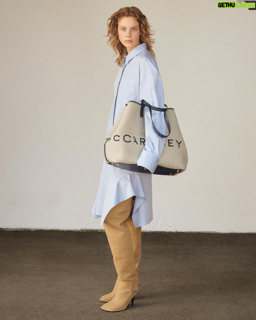 Stella McCartney Instagram - LADY GARDEN: This boyfriend shirt is so easy and effortless, which is very Stella. It can be worn day to evening; it has a fashion edge because it is a real merge between the masculine and the feminine. x Stella
Our shirting is expertly tailored from organic cotton – a responsibly sourced material we have pioneered for the luxury industry since 2008.
Shop #StellaSpring24 Banana Sleeve Shirt Dress in-store and at stellamccartney.com. Credit Video: #ShotByStella
#StellaMcCartney