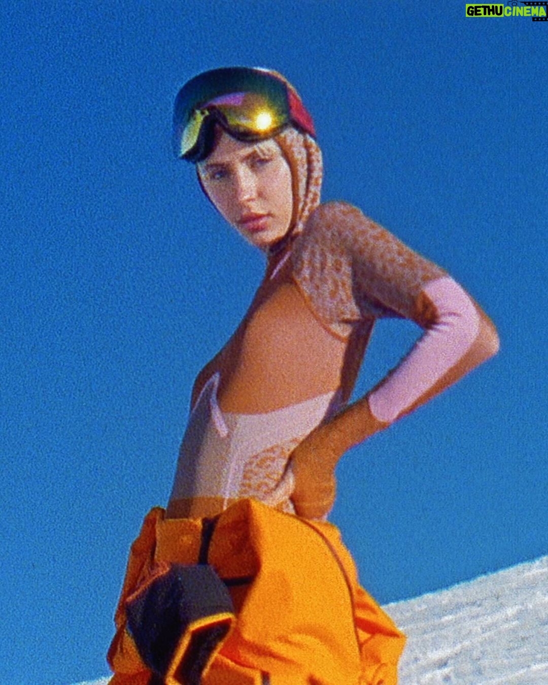 Stella McCartney Instagram - STELLA SKI: High-performance technology blends with sustainable innovation in our head-to-snow skiwear wardrobe. @lirisaw wears goggles powered by SP0053 KOLOR UP™ technology that adjusts lens colour in 30 seconds – matching varying light conditions for optimum visibility, providing protection and comfort, and featuring an anti-fog ventilation system. Shop #adidasbyStellaMcCartney x TERREX skiwear at stellamccartney.com. #StellaMcCartney #adidas #adidasTERREX @adidasWomen #StellaSki @adidasTERREX