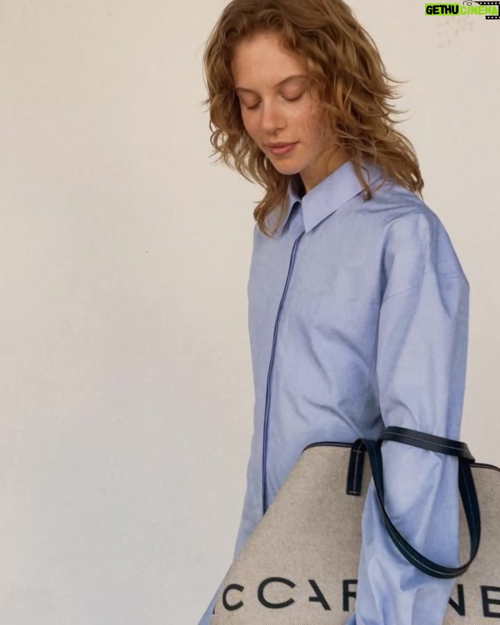 Stella McCartney Instagram - LADY GARDEN: This boyfriend shirt is so easy and effortless, which is very Stella. It can be worn day to evening; it has a fashion edge because it is a real merge between the masculine and the feminine. x Stella
Our shirting is expertly tailored from organic cotton – a responsibly sourced material we have pioneered for the luxury industry since 2008.
Shop #StellaSpring24 Banana Sleeve Shirt Dress in-store and at stellamccartney.com. Credit Video: #ShotByStella
#StellaMcCartney