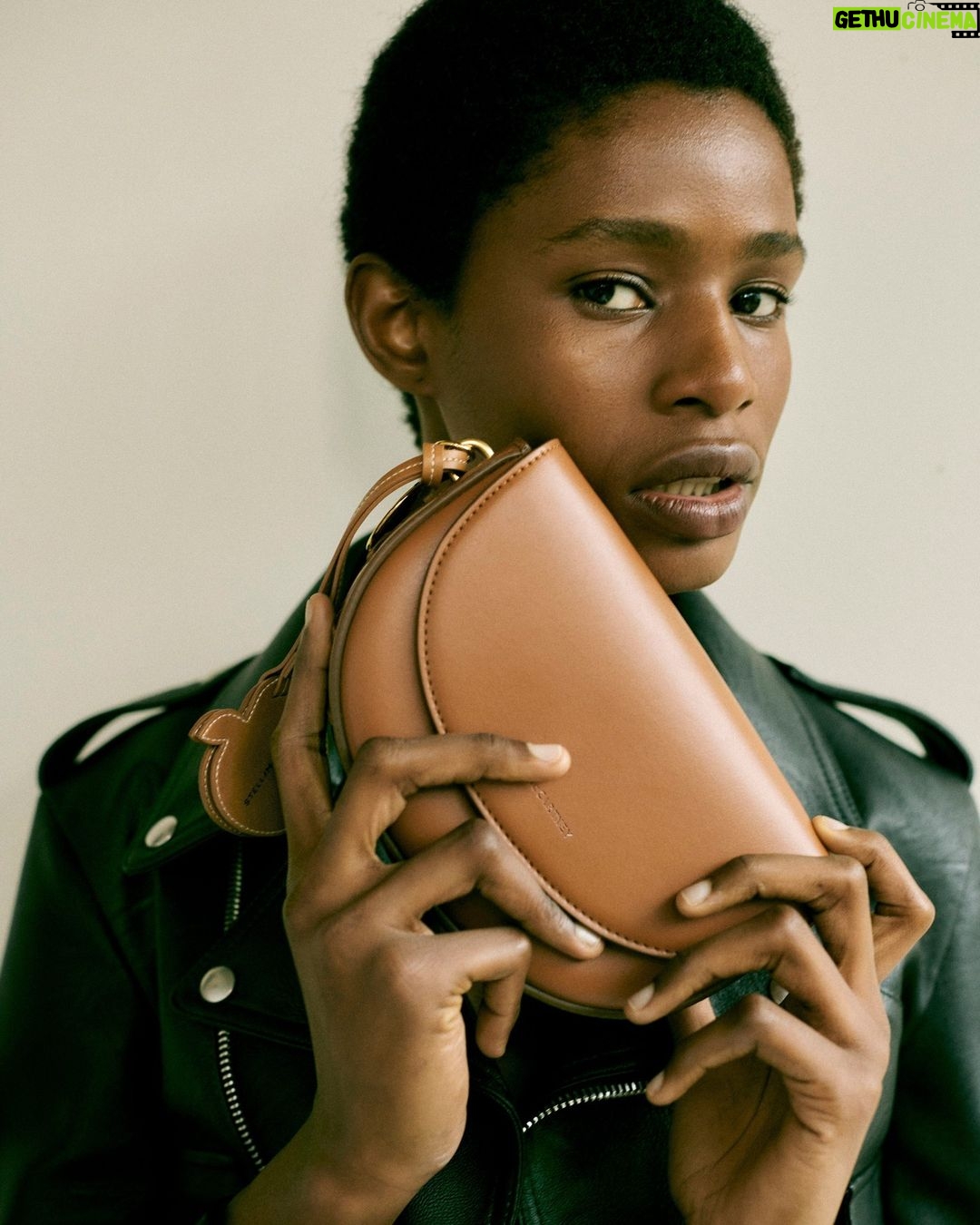 Stella McCartney Instagram - STELLA SUMMER: An apple a day. #Frayme bags are hand-stitched with corset lacing, crafted from UPPEAL™️ – a #vegan alternative to leather made of apple waste. Leftover apple pulp, skins and seeds that are otherwise sent to landfill or burned are recovered, dehydrated and ground into a powder which can substitute for oil and other fossil fuel derivatives in our luxury leather alternatives. Discover the #StellaSummer24 collection at stellamccartney.com. #StellaMcCartney #crueltyfree