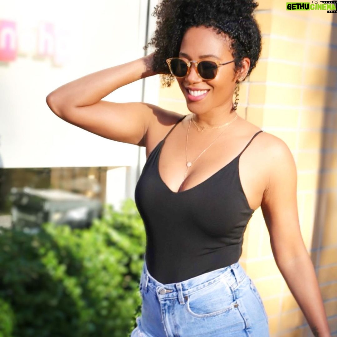 Stephanie Charles - 1.6K Likes - The weather in L.A. makes feel like🥰💋
📸 by these beautiful ladies @mikhalajene and @farvelis. I appreciate you more than you’ll ever know💕💕🙏🏽🙏🏽
#stephaniecharles
#goodvibesonly
#lavibes
#actresslife
#photoshoot