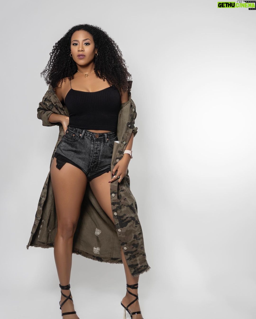 Stephanie Charles Instagram - “Her soul is fierce Her heart is brave Her mind is strong” - r. h. Sin 📸 @mfbentertainment 💄 @tamarathemua 💇🏾♀️ @briarihair #stephaniecharles #photoshoot #bts #setlife🎬 #tylerperrystudios #bet