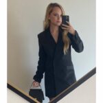 Stephanie Styles Instagram - the wells foundation does blazers !! @appletvplus #Loot 📸 @lestudiophoto 💄 @lorencanbymakeup 💁🏼‍♀️ @cailenoble 🧥 @staud.clothing 👛 @polene_paris
