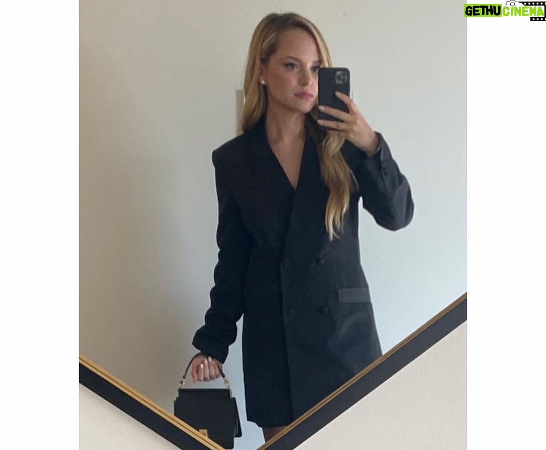 Stephanie Styles Instagram - the wells foundation does blazers !! @appletvplus #Loot 📸 @lestudiophoto 💄 @lorencanbymakeup 💁🏼♀️ @cailenoble 🧥 @staud.clothing 👛 @polene_paris