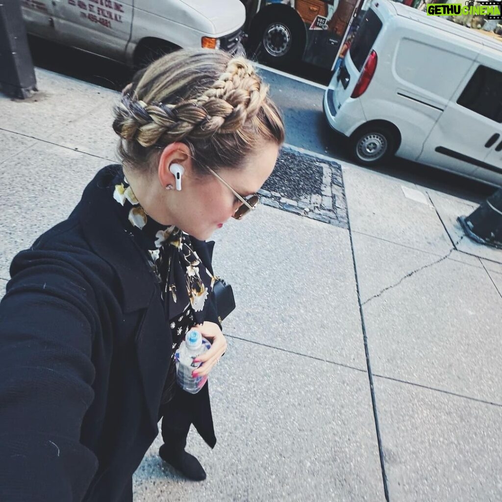 Stephanie Styles Instagram - NYC Spam 🐇🥥☕🗽🧻❤🎭👯‍♀🛬🎈 @emiliomadrid for @broadwaycom