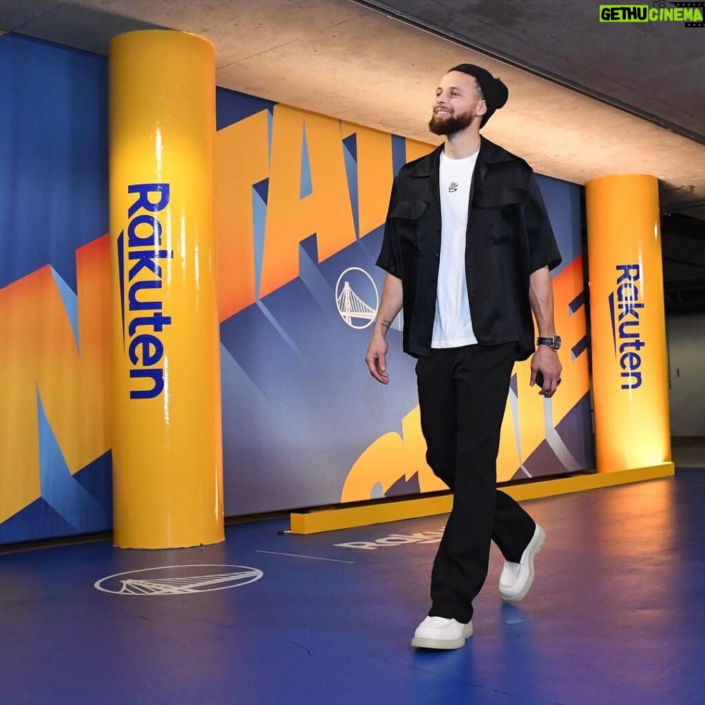Stephen Curry Instagram - A huge shoutout to @blackinfashioncouncil and @pierreblancstudio (aka Paul Richards) for my 🔥game day fit…”opulence meets leisurewear” as Paul would say! Support Black designers during Black History Month (and every month) at Rakuten.com/BIFC #RakutenPartner Chase Center