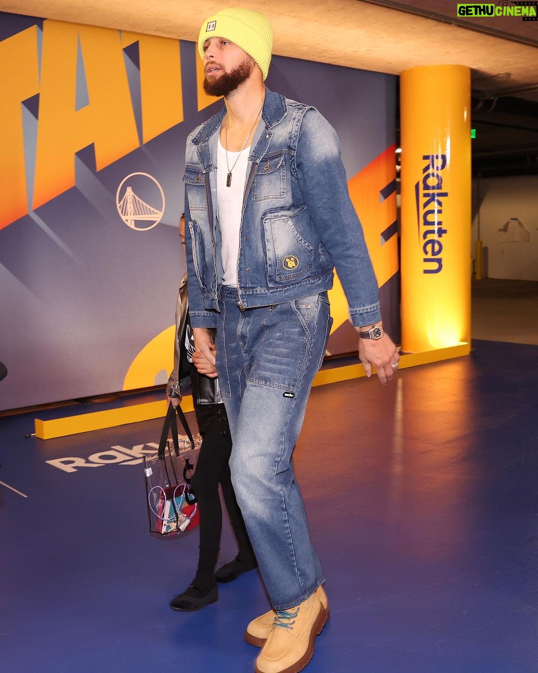 Stephen Curry Instagram - This pre-game outfit was designed by Keith Herron, the talented visionary behind @advisry. I’m partnering with @Rakuten and @blackinfashioncouncil to help showcase Black designers like Keith because there’s so much heat in this line! 🔥 Celebrate Black History Month by supporting Black designers at Rakuten.com/BIFC #RakutenPartner