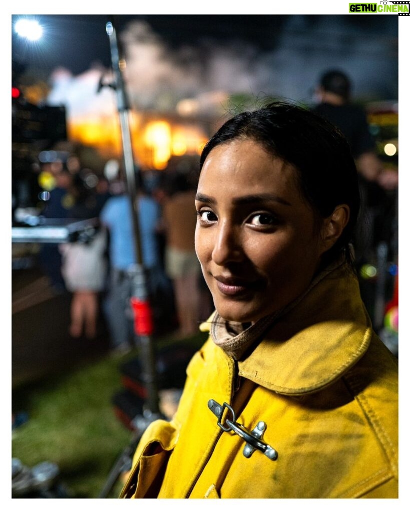 Stephen Hill Instagram - Lovely story arc for one of my favorite actresses to work with. @emilyalabi Tune in for the series finale of @magnumpi tonight! #stephenhillphotos #leicaphoto #fire #water