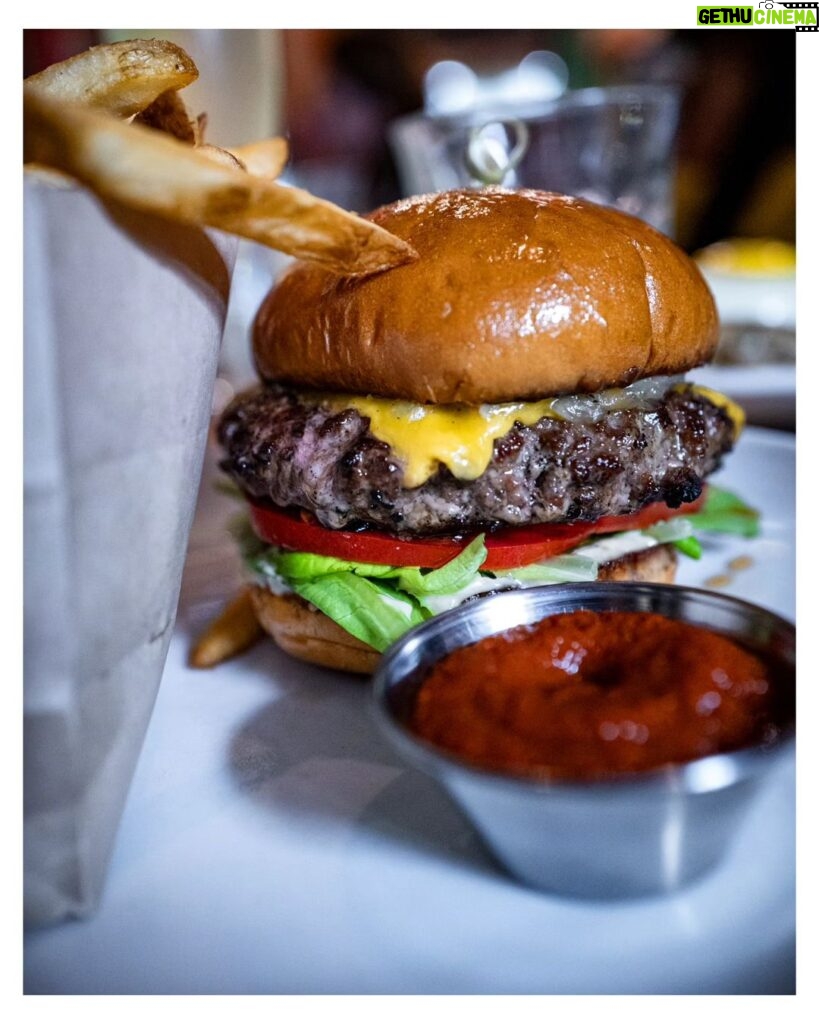 Stephen Hill Instagram - Chaz Burger #stephenhillphotos #leicaphoto #foodphotography #cheeseburgerinparadise Fête Hawaii
