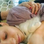 Sude Zülal Güler Instagram - Bu fotoğrafı çok seviyorum, baktığım zaman bana huzur ve güven veriyor. Kucağımda Shera, omzumda annemin eli. Hala eli omzumda biliyorum, ama bilmek yetmiyor bazen tıkanıyorum, yoruluyorum, üzülüyorum. Annem ağladığımı üzüldüğümü gördüğü her an kızıyor bana biliyorum. Bu yüzden toparlanmaya çalışıyorum. Hayatımın en zor senesiydi bu sene, ama dersler verdi hayat, annem gidişiyle bile onu tanıyan tanımayan herkese dersler verdi. Hayatınızda tanıyabileceğiniz en inançlı en temiz kalpli insandı, bir gün olsun pes etmedi. Yokluğun kalbimin tam orta yerinde anne. Kocaman bir boşluk. Sensiz geçecek hiçbir bayrama, ne yaza ne kışa hazır değilim. Sana minnettarım anne. Teşekkür ederim her an için öğrettiklerin için iyi ki iyi ki benim annemsin. Soluğun hala yanağımda. Seni çok seviyorum🤍