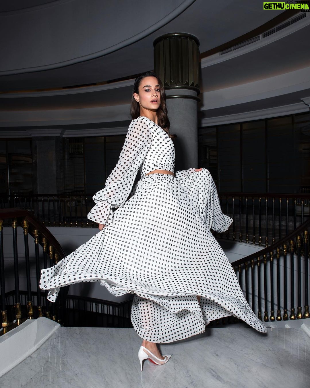 Sude Zülal Güler Instagram - Women’s Shine Ocak 🐚 • ♥️ Fotoğraf: @cansinsoyerr Röportaj: @sryzcglu ve @aysecaglakucuk Styling: @aliarisso Makyaj: @selenkarabulut Saç: @nesriincann @icontalentofficial @basakgunesberk @conradistanbulbosphorus Conrad Istanbul Bosphorus