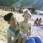 Sude Zülal Güler Instagram - Benim bebeğim, benim güzel kalplim, benim güzel annem, en iyi arkadaşım, sana nasıl veda edilir bilmiyorum, ama bunun bir veda olmadığını da biliyorum, sana o kadar çok şey söylemek istiyorum ki, dünyanın en iyi annesi… Seni çok seviyorum, en çok da senin için her şeyin çok güzel olacağına söz veriyorum. Şimdi çok güzel bir yerdesin, seni güzel Allah’ıma emanet ettik, cennetinde huzur bul annem