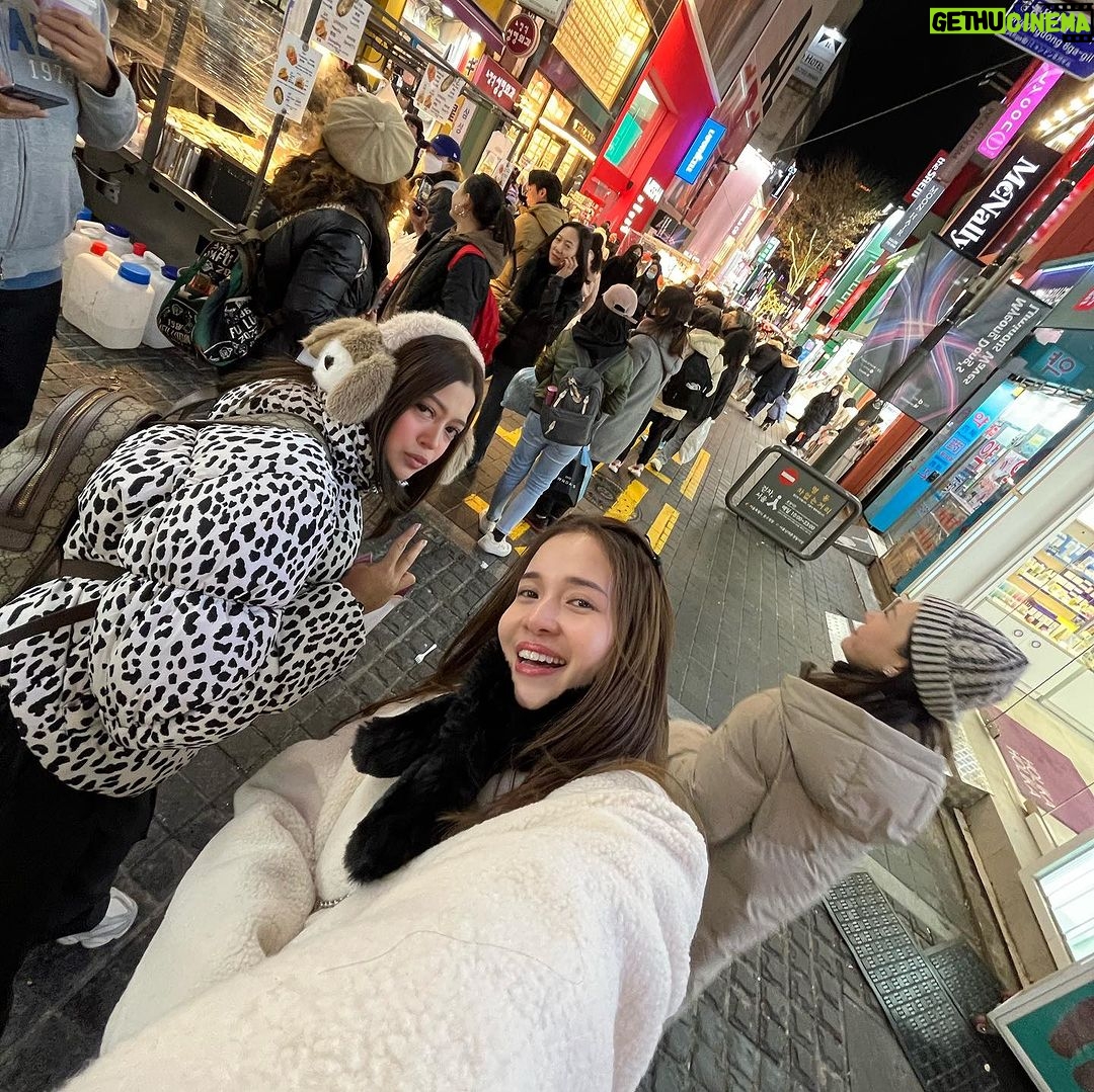 Sue Ramirez Instagram - Kahit saan ako mapadpad at mapunta palaging hinahanap saakin si Ate @kristelfulgar . Wag kayo magalala palagi ko din siyang hinahanap haha (bigla bigla nalang nasa S. Korea, o kaya Europe o kaya US). 😅 Pero kahit minsan sa isang taon ko lang siya nakakasama at nakikita hindi nagbabago ang samahan namin. ♥️ Ayan. Ganyan padin kami. Kung paano nyo kami minahal at nakilala. #MgaBatangSueTel 👭🏻 Sa araw nato nagbibigay pugay kami sayo @kristelfulgar !!! Sobrang saya ko dahil alam ko na masayang masaya ka ngayon. Andito lang ako palagi sa lungkot at ligaya. Kahit pinaiyak mo ko sa bus nung nasa S. Korea tayo 😭😭😭 love you ateeeee!!! HAPPY HAPPY BIRTHDAY SAYO!!!!!!! 🥳🥳🥳💕💕💕 Hiningi ko pa tong mga picture sakanya para may pang post ako hahahaha sorry na labyu ✌🏼 Seoul, Korea