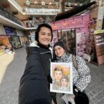 Sue Ramirez Instagram - 2023.12.01 : Gen Z selfie with the caricature drawing of ourselves that we had made at Insa-dong 🖼️✨ I love traveling with you!!! 🫶🏻🫶🏻🫶🏻 Insa-Dong Art Street - 인사동 고미술거리