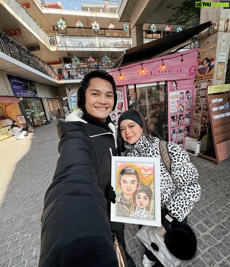 Sue Ramirez Instagram - 2023.12.01 : Gen Z selfie with the caricature drawing of ourselves that we had made at Insa-dong 🖼️✨ I love traveling with you!!! 🫶🏻🫶🏻🫶🏻 Insa-Dong Art Street - 인사동 고미술거리