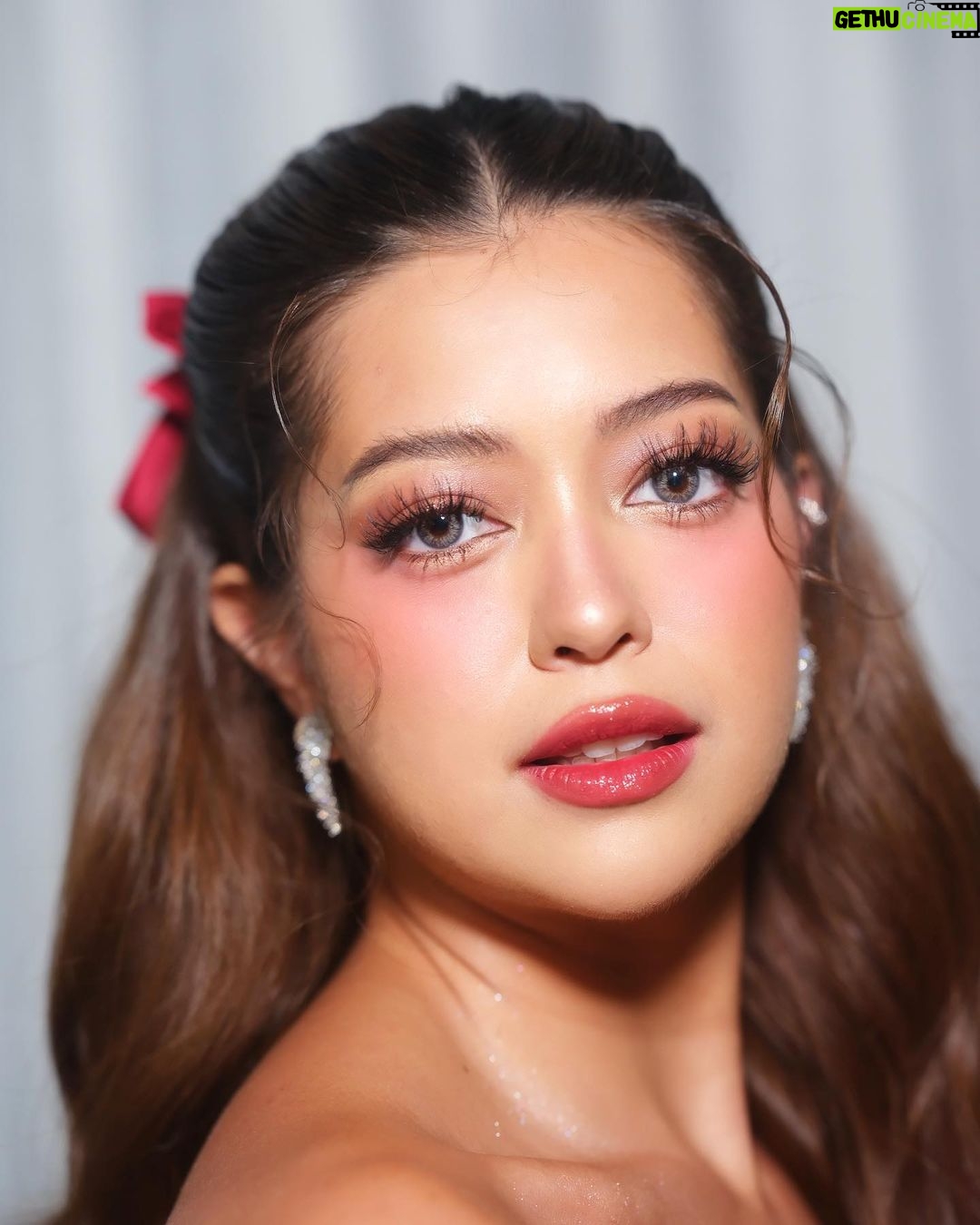 Sue Ramirez Instagram - Sawadee khap ✨ @sueannadoodles ✨ for @tv5manila trade launch Make-up: @carellgarcia_ Hair: @iamjulyvito Styling: @joannagee Thank you so much @juliuscmua @bonitamuf @sydtheflash ❤️ #SueRamirez #Thaimakeup #makeupartistph #makeupartistmanila