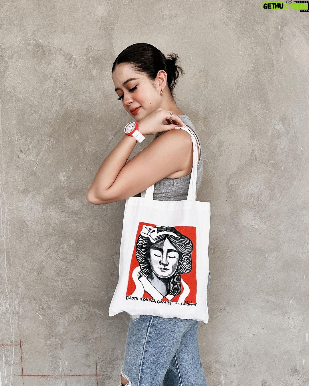 Sue Ramirez Instagram - Basta ilonggaโฆ. Kabalo na kamo na ah ๐โ๐ป Found this tote bag at the #NegrosTradeFair2023 โฅ๏ธโฅ๏ธโฅ๏ธ hand painted by @shequivis_artpieces ๐๐ผ๐ #BastaIlonggaGwapa ๐ธ: @trishiamaeromero ๐