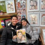 Sue Ramirez Instagram - 2023.12.01 : Gen Z selfie with the caricature drawing of ourselves that we had made at Insa-dong 🖼️✨ I love traveling with you!!! 🫶🏻🫶🏻🫶🏻 Insa-Dong Art Street - 인사동 고미술거리