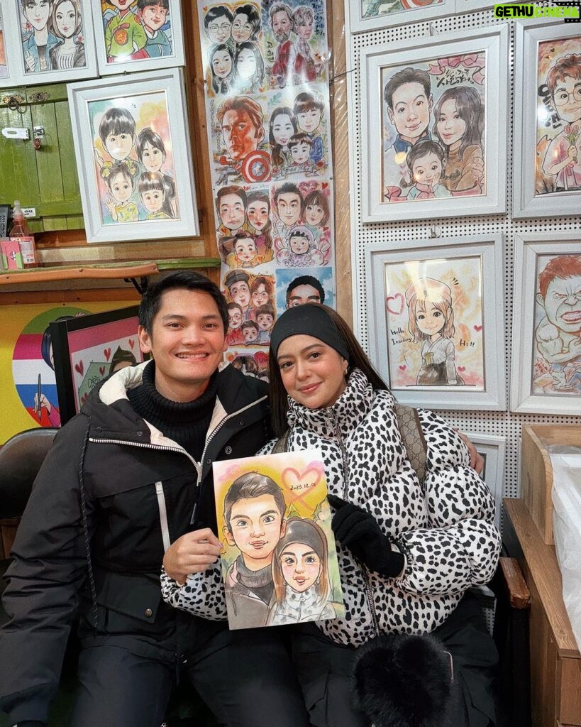 Sue Ramirez Instagram - 2023.12.01 : Gen Z selfie with the caricature drawing of ourselves that we had made at Insa-dong 🖼️✨ I love traveling with you!!! 🫶🏻🫶🏻🫶🏻 Insa-Dong Art Street - 인사동 고미술거리