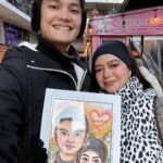 Sue Ramirez Instagram - 2023.12.01 : Gen Z selfie with the caricature drawing of ourselves that we had made at Insa-dong 🖼️✨ I love traveling with you!!! 🫶🏻🫶🏻🫶🏻 Insa-Dong Art Street - 인사동 고미술거리