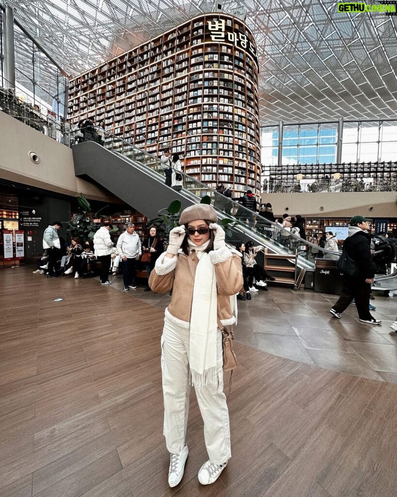 Sue Ramirez Instagram - Dive into the realms of imagination where words can paint pictures and stories come to life 🤩💭📖✨ Quick trip to the beautiful Starfield library in Gangnam. 🫰🏻💕 Starfield Library