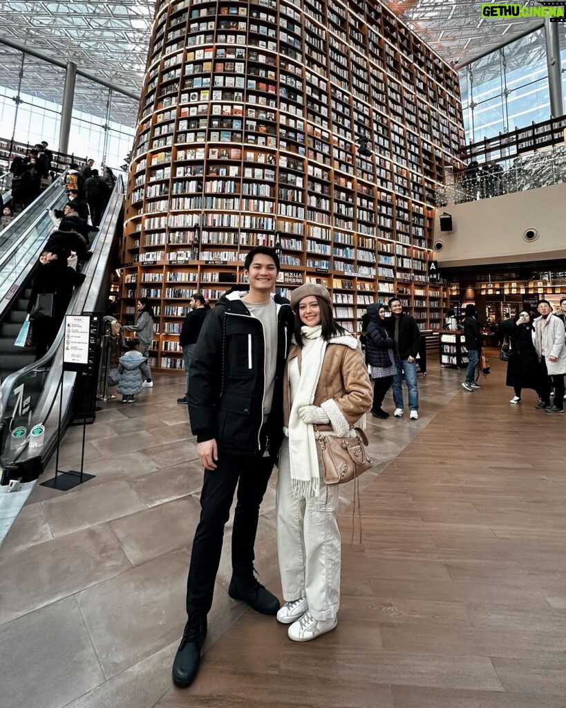 Sue Ramirez Instagram - Dive into the realms of imagination where words can paint pictures and stories come to life 🤩💭📖✨ Quick trip to the beautiful Starfield library in Gangnam. 🫰🏻💕 Starfield Library