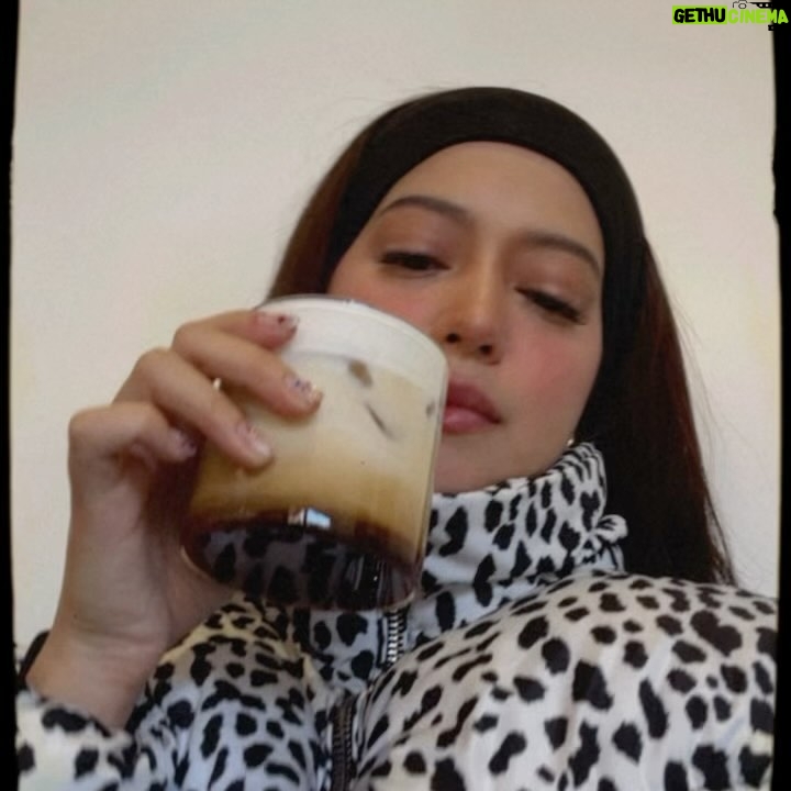 Sue Ramirez Instagram - Iced coffee parin kahit brrrrrrr 🥶☕️ Kape tayo oo