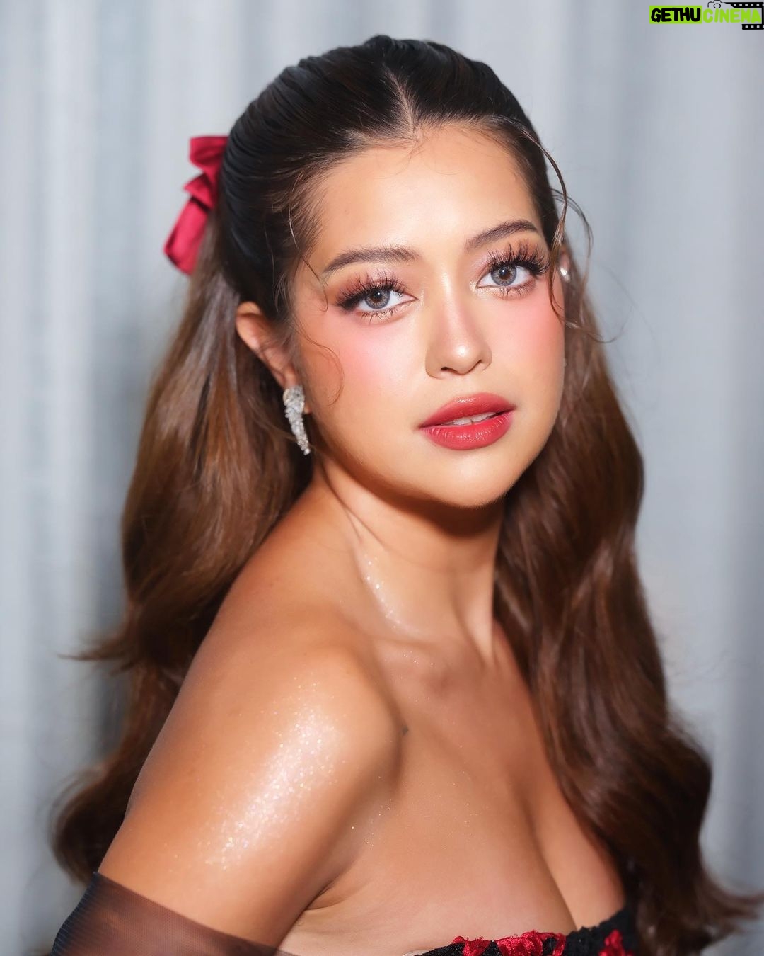 Sue Ramirez Instagram - Sawadee khap ✨ @sueannadoodles ✨ for @tv5manila trade launch Make-up: @carellgarcia_ Hair: @iamjulyvito Styling: @joannagee Thank you so much @juliuscmua @bonitamuf @sydtheflash ❤️ #SueRamirez #Thaimakeup #makeupartistph #makeupartistmanila