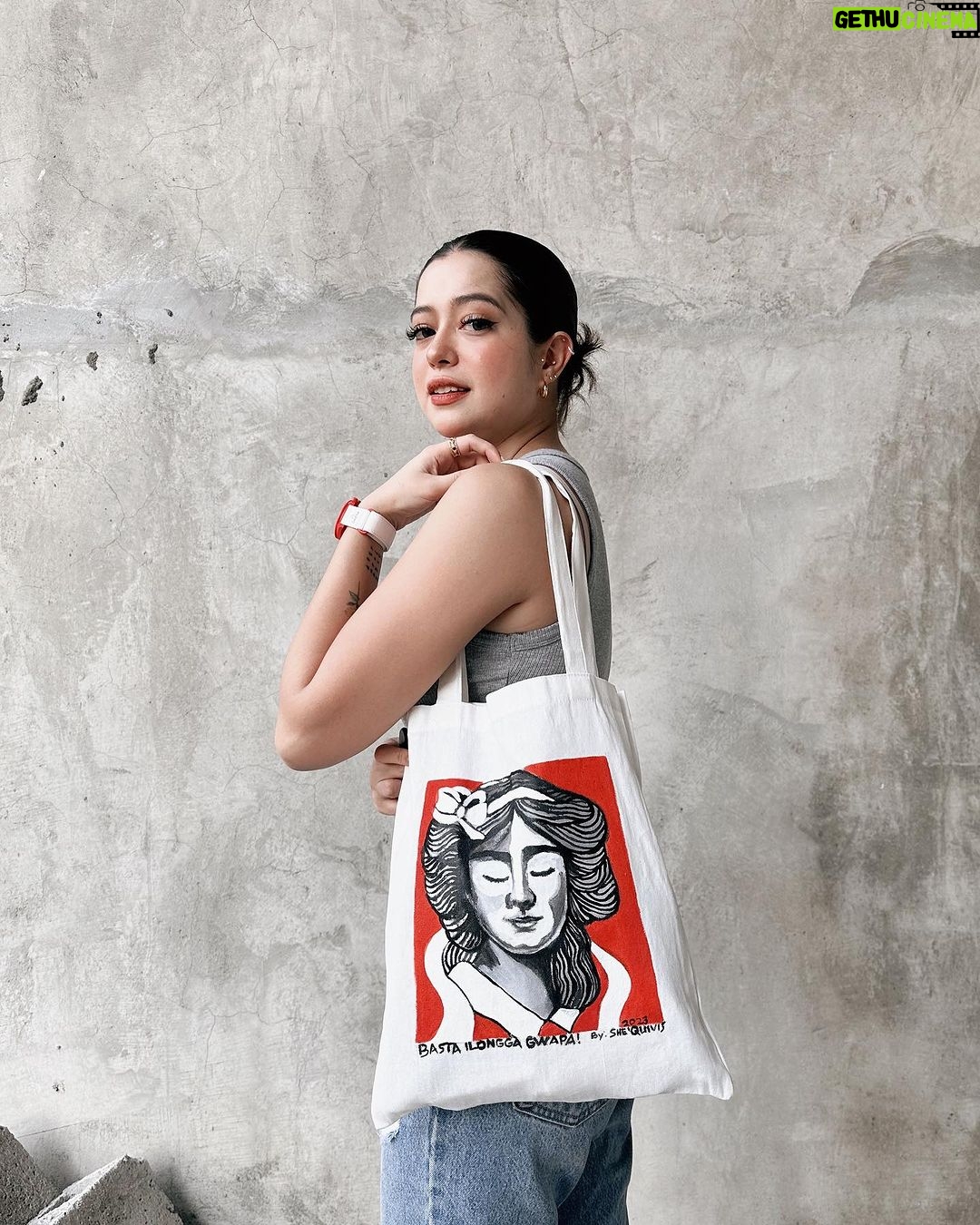 Sue Ramirez Instagram - Basta ilonggaโฆ. Kabalo na kamo na ah ๐โ๐ป Found this tote bag at the #NegrosTradeFair2023 โฅ๏ธโฅ๏ธโฅ๏ธ hand painted by @shequivis_artpieces ๐๐ผ๐ #BastaIlonggaGwapa ๐ธ: @trishiamaeromero ๐