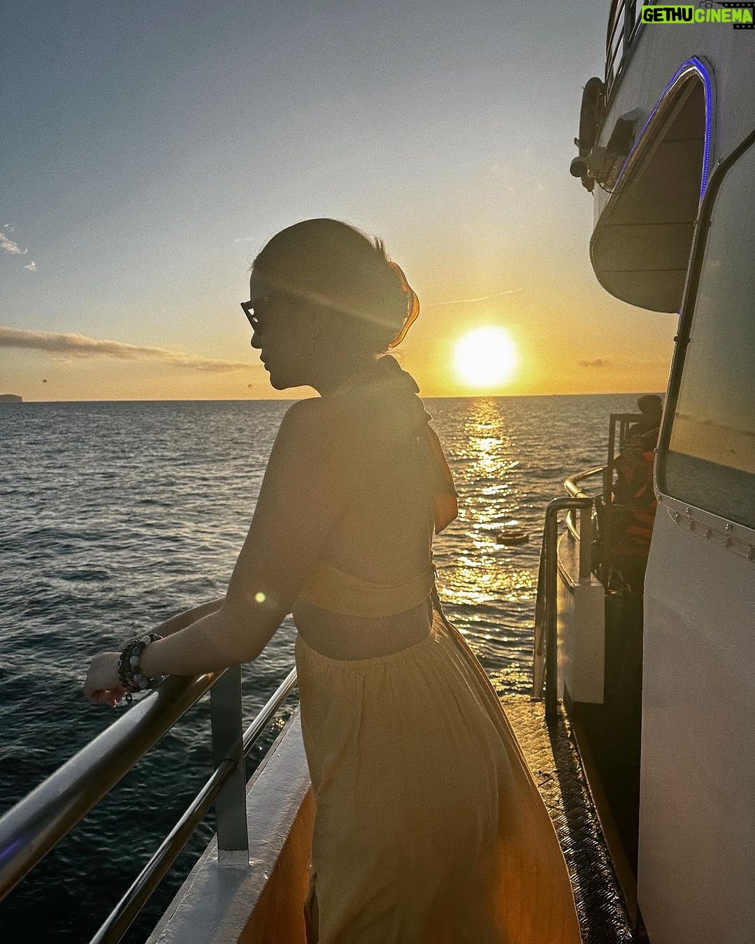 Sue Ramirez Instagram - The sun will set only to rise again 🌅💛 Boracay Island, Philippines