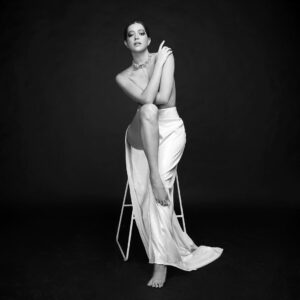 Sue Ramirez Instagram - Life’s beauty lies in finding the delicate balance of shadow and light 🖤🤍✨

Photographer: @charvingreig
Studio: @citystudioph
Make up: @juliusmua
Hair: @juliafresh20_
Stylist: @joannagee
Associate Stylist: @nicniica