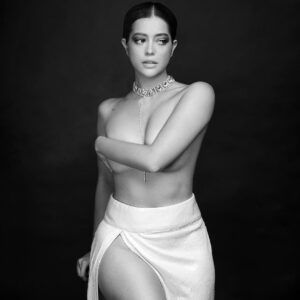 Sue Ramirez Instagram - Life’s beauty lies in finding the delicate balance of shadow and light 🖤🤍✨

Photographer: @charvingreig
Studio: @citystudioph
Make up: @juliusmua
Hair: @juliafresh20_
Stylist: @joannagee
Associate Stylist: @nicniica