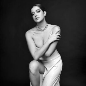 Sue Ramirez Instagram - Life’s beauty lies in finding the delicate balance of shadow and light 🖤🤍✨

Photographer: @charvingreig
Studio: @citystudioph
Make up: @juliusmua
Hair: @juliafresh20_
Stylist: @joannagee
Associate Stylist: @nicniica
