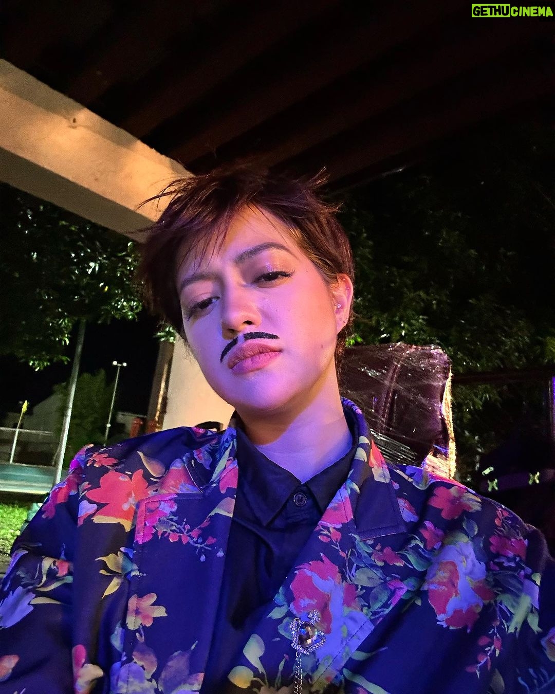 Sue Ramirez Instagram - Pogi ba? 👨🏻💕 (feel na feel nanaman ng gegu) 🤣🤣🤣 Si JILL???!!! Naging si JACK???!!!!! 😱😱😱 Salamat sa lahat ng nanonood ng #JackAndJillSaDiamondHills 🥰 Pwede din ako Eros lookalike! 😅Mapapanood niyo din sa @tv5manila ang baging season ng #TheIronHeart 🦾♥️