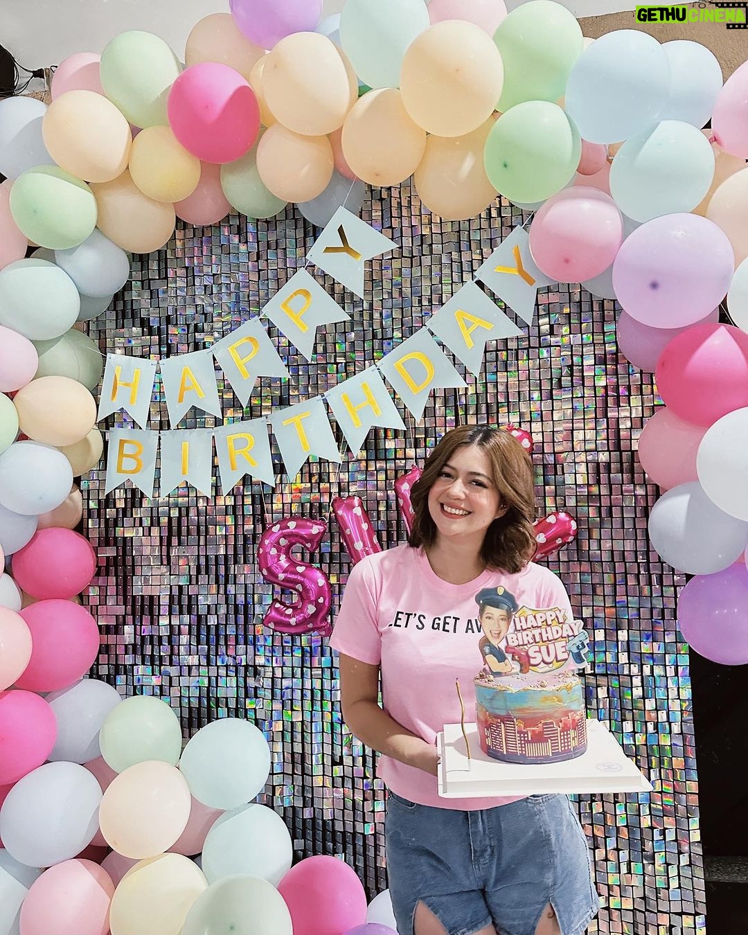 Sue Ramirez Instagram - My heart is full. Damang dama ko ang pagmamahal. Really didn’t expect this 🥹💖 salamat saaking #JackAndJillSaDiamonHills family for the Birthday surprise last taping 🥳💕 mahal ko kayong lahat SAGAD!!! Thank you @aptentertainment.ph @cignal.tv @tv5manila ♥️♥️♥️ BTW, Linggo ngayon, so sana payagan nyo kami na pasayahin kayo mamayang 6pm! Sabay tayo manood! Pabday nyo na sakin. Hehehe #JackAndJillSaDiamondHills sa @tv5manila 📺👮🏻♂️👮🏻♀️💕