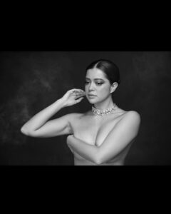 Sue Ramirez Instagram - Salamat sa mga nagvape sa gilid ko 💎 Photographer: @charvingreig Studio: @citystudioph Make up: @juliusmua Hair: @juliafresh20_ Stylist: @joannagee Associate Stylist: @nicniica #Hbd2me