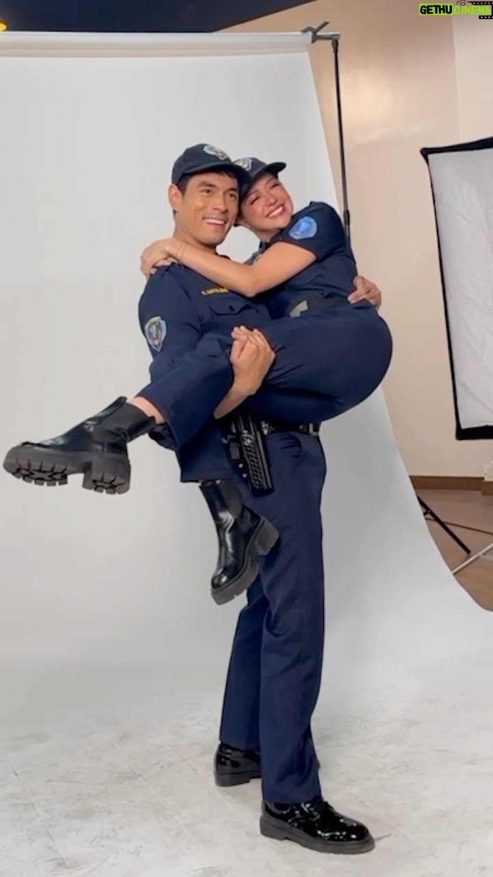 Sue Ramirez Instagram - Malapit nyo ng makilala si Jack at si jill! 👮🏻♂️🔫👮🏻 "Jack and jill" sa diamond hills may 14 na! 💎 Directed by @korekkajohn Dito lang sa @tv5manila . 🫰 Thank you @aptentertainment.ph for the opportunity. 🙏❤️ 📸 @daryl.simone
