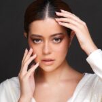 Sue Ramirez Instagram - Being lazy is disrespectful to those who believe in you. 🤍 Photographer: @charvingreig Studio: @citystudioph Make up: @juliusmua Hair: @juliafresh20_ Stylist: @joannagee Associate Stylist: @nicniica @blackcodemanila
