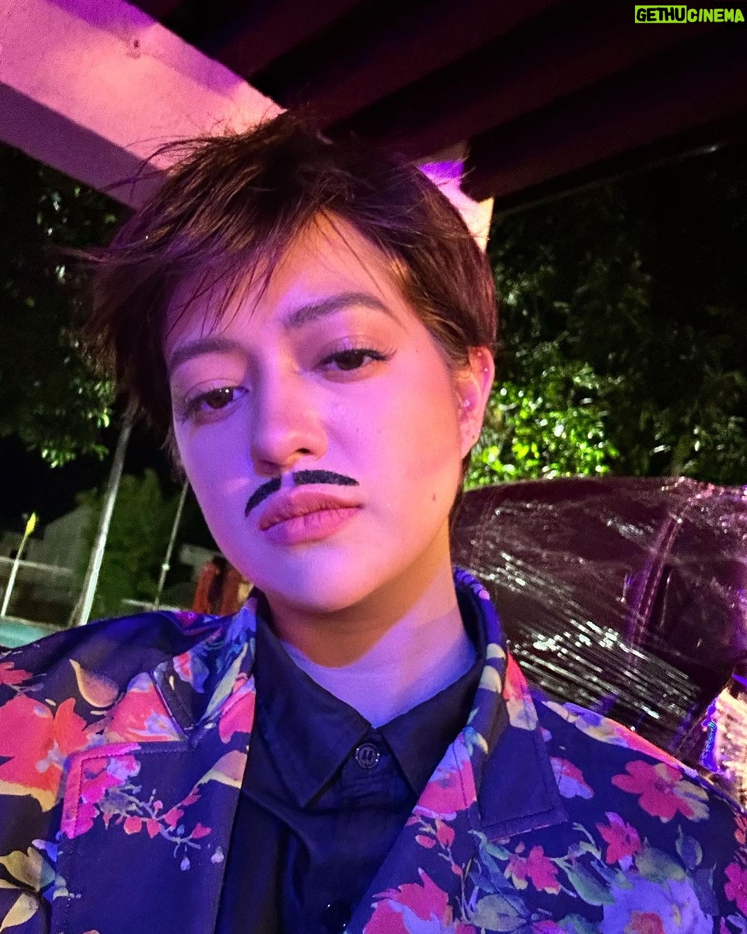 Sue Ramirez Instagram - Pogi ba? 👨🏻💕 (feel na feel nanaman ng gegu) 🤣🤣🤣 Si JILL???!!! Naging si JACK???!!!!! 😱😱😱 Salamat sa lahat ng nanonood ng #JackAndJillSaDiamondHills 🥰 Pwede din ako Eros lookalike! 😅Mapapanood niyo din sa @tv5manila ang baging season ng #TheIronHeart 🦾♥️